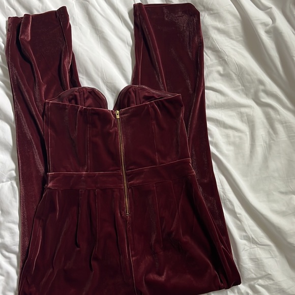 Beautiful valor jumpsuit. Size 6. Worn once. - Picture 3 of 3